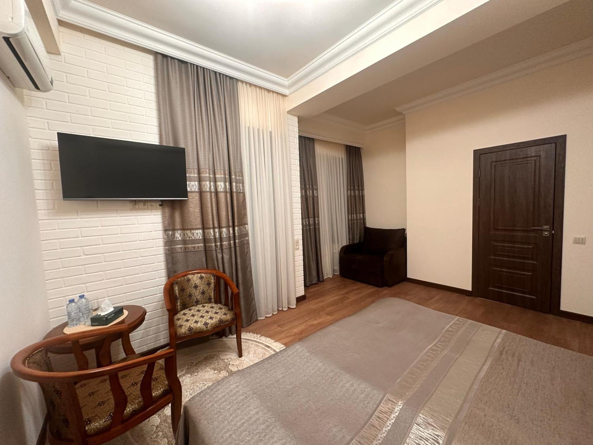 Hin Yerevantsi Hotel Esterno foto
